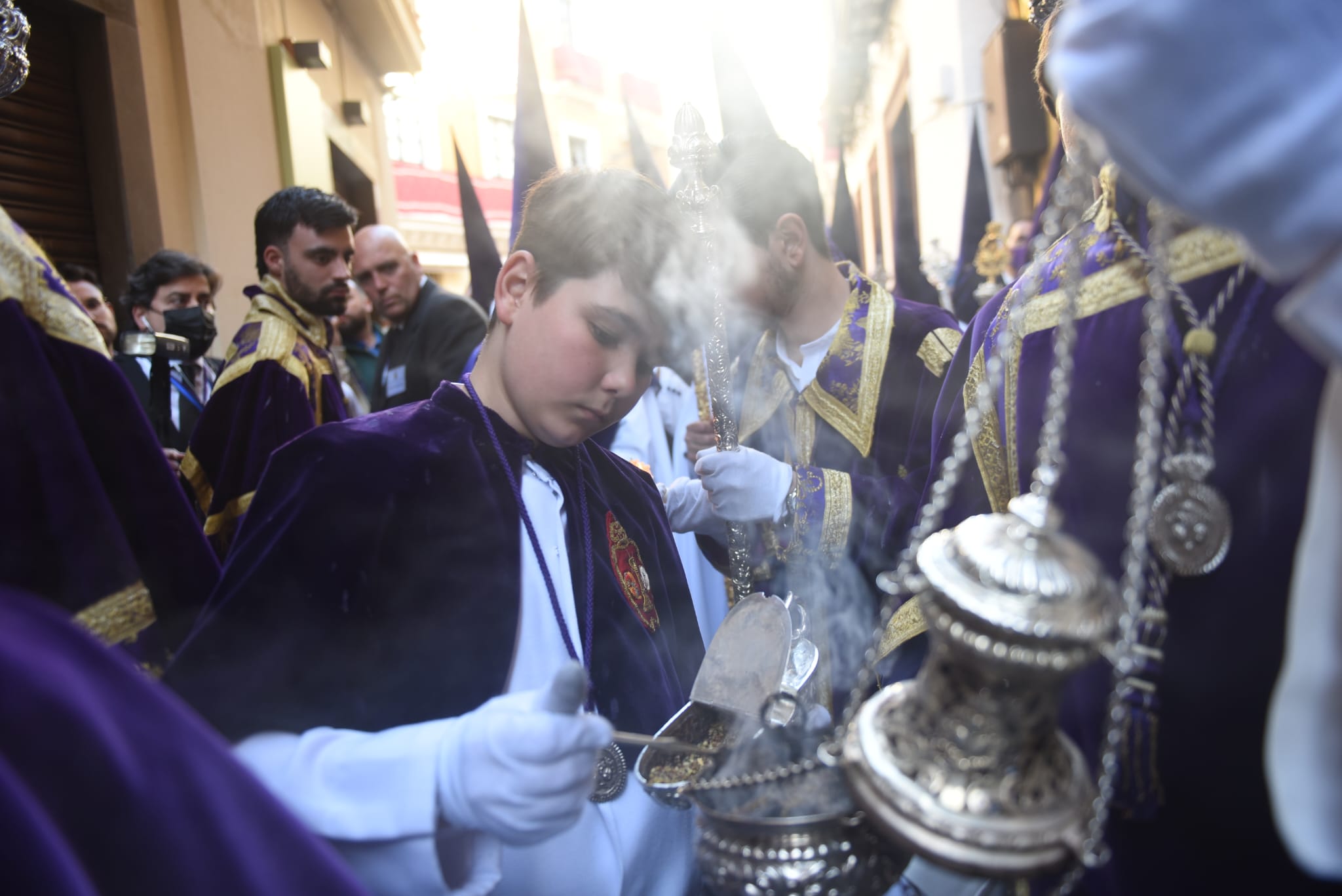 El cante se hace oración al paso de Los Gitanos