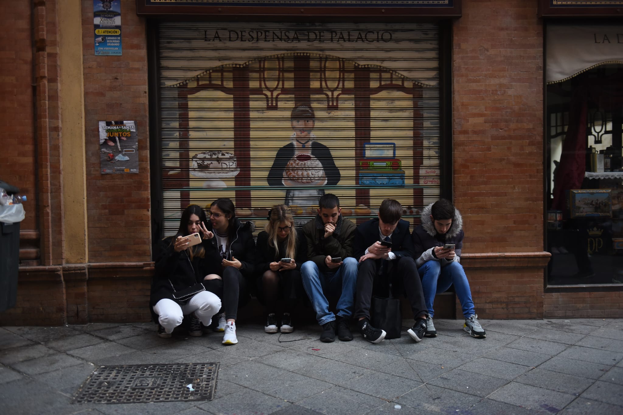 El cante se hace oración al paso de Los Gitanos