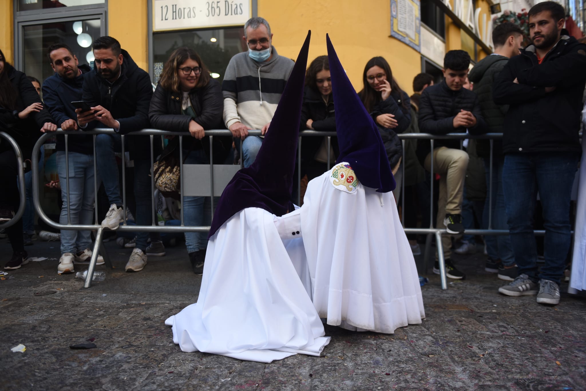 El cante se hace oración al paso de Los Gitanos