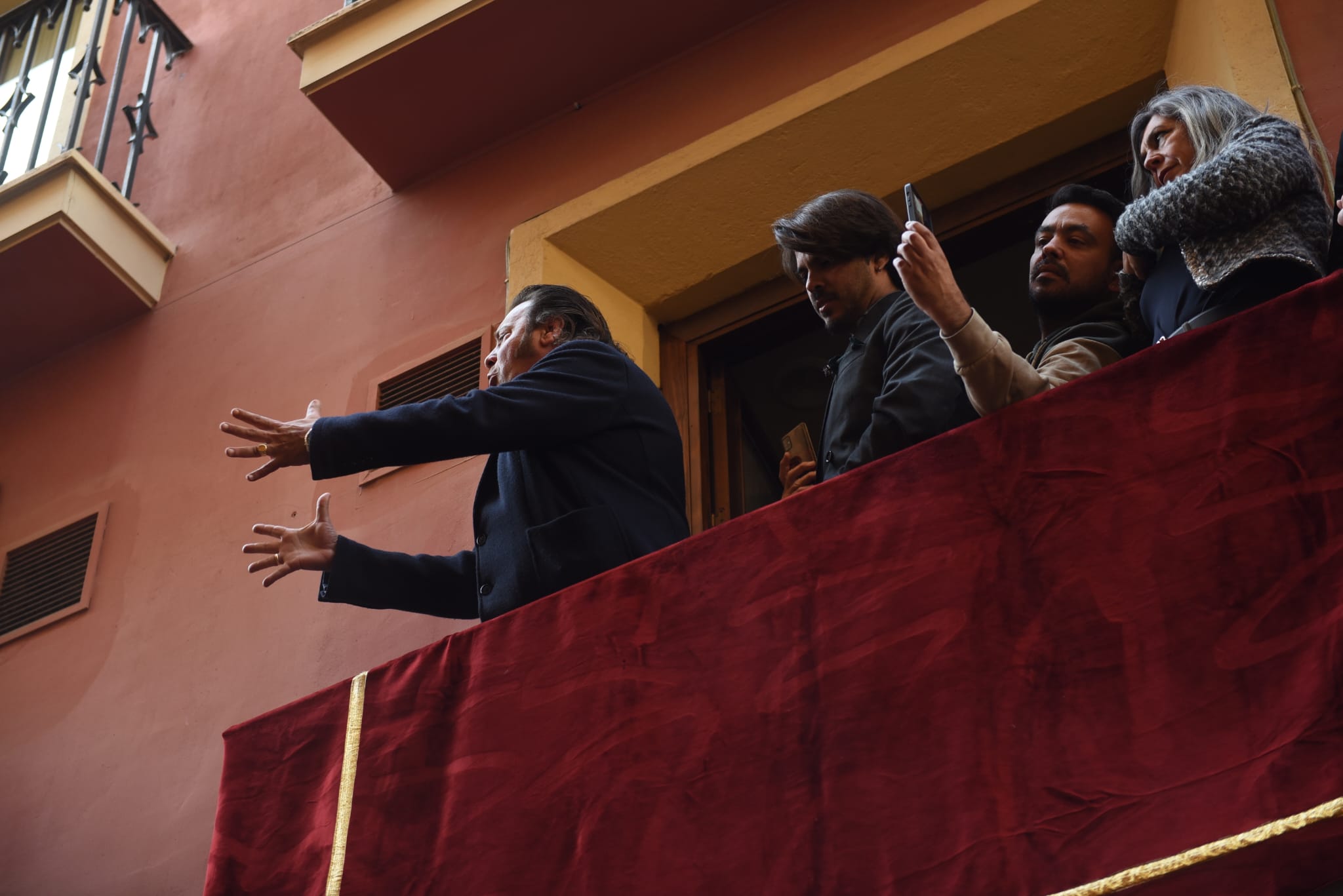 El cante se hace oración al paso de Los Gitanos