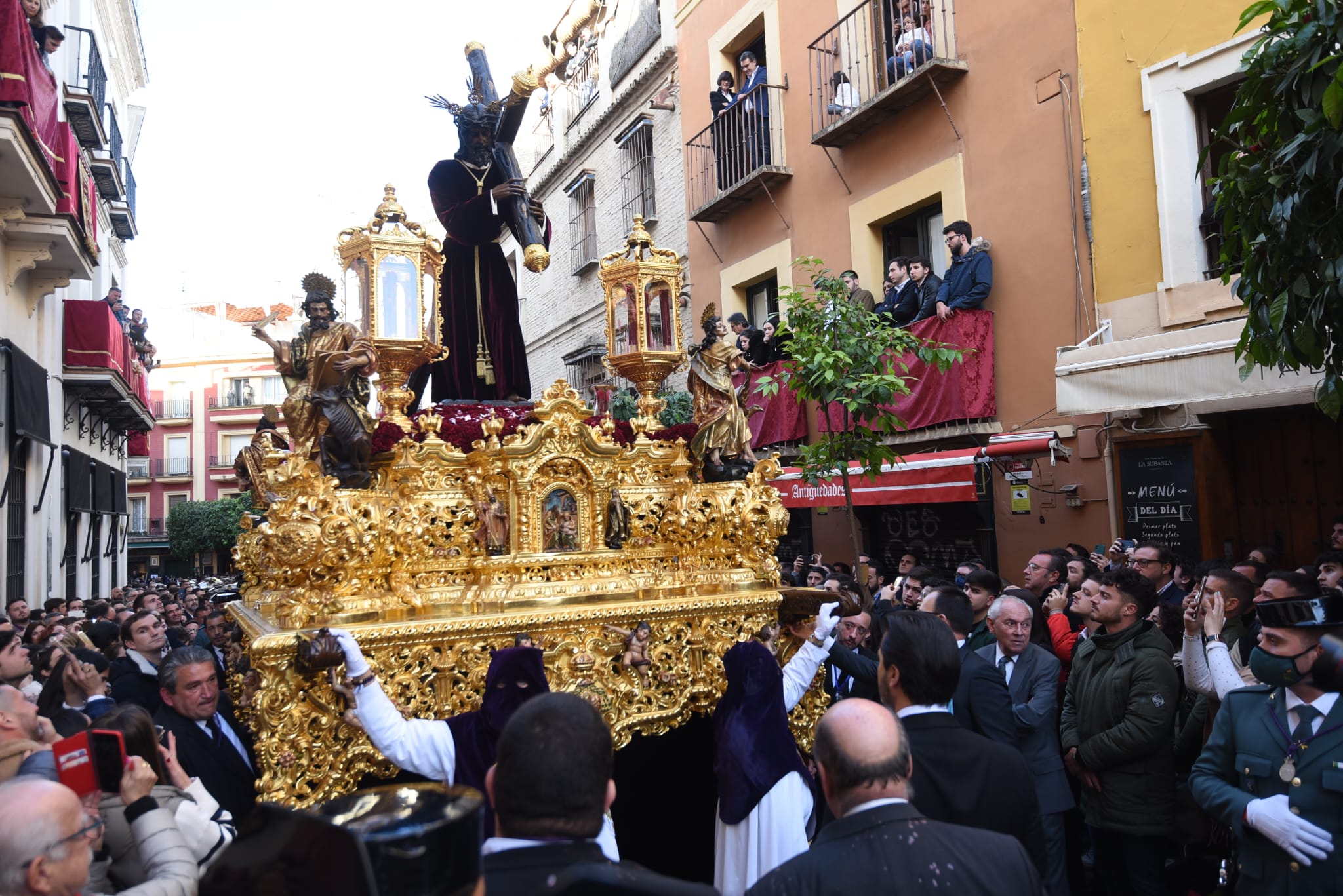 El cante se hace oración al paso de Los Gitanos