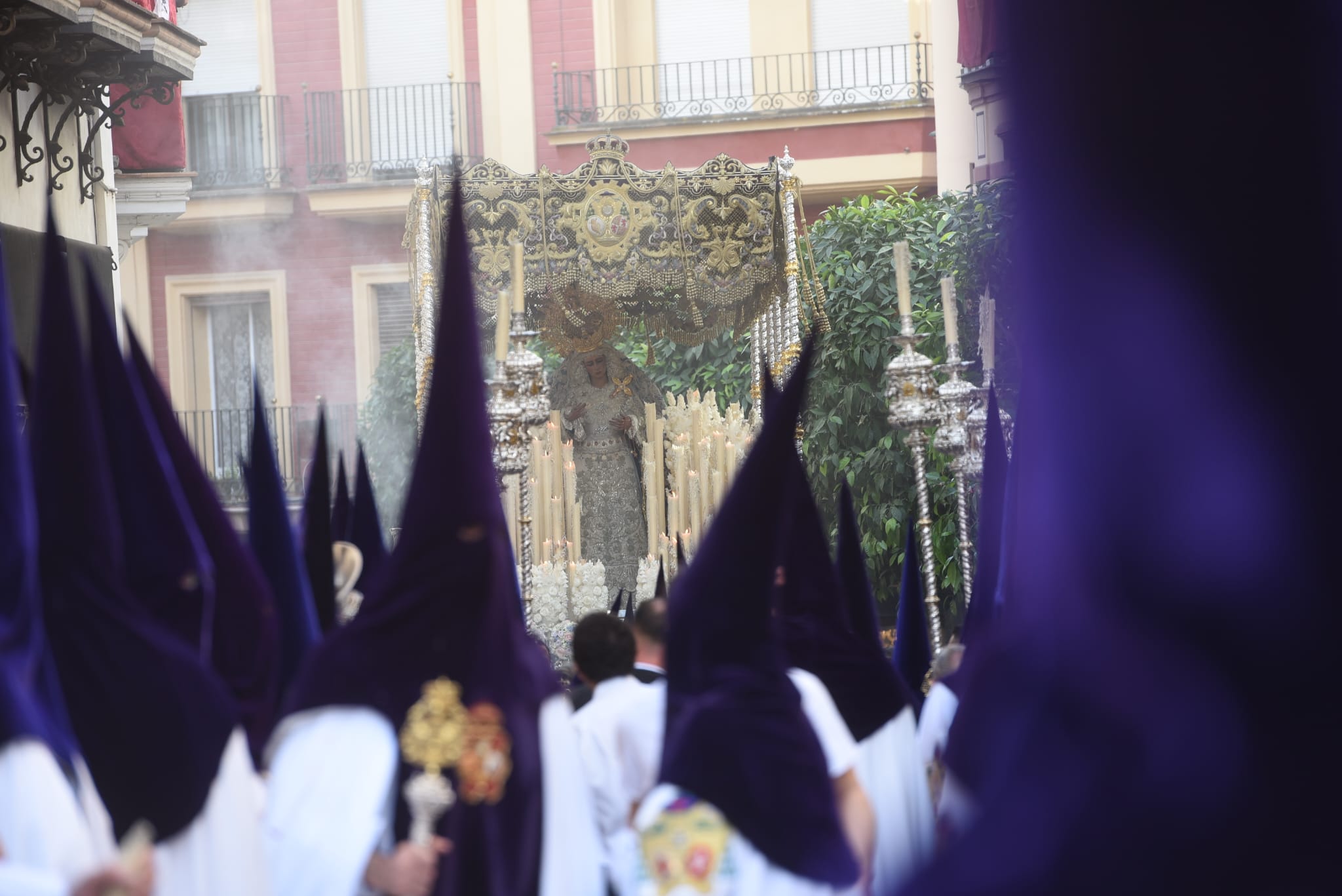 El cante se hace oración al paso de Los Gitanos