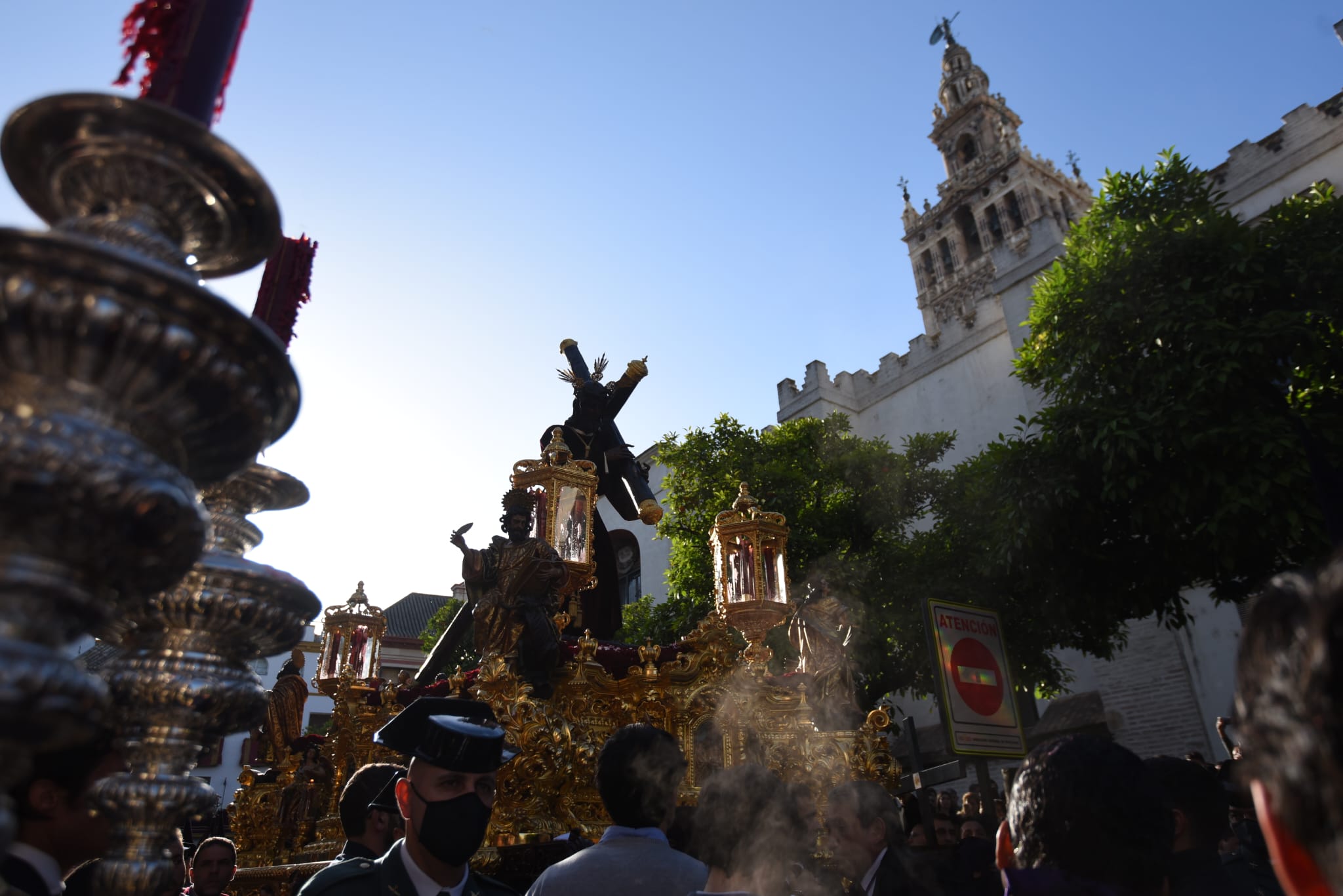 El cante se hace oración al paso de Los Gitanos