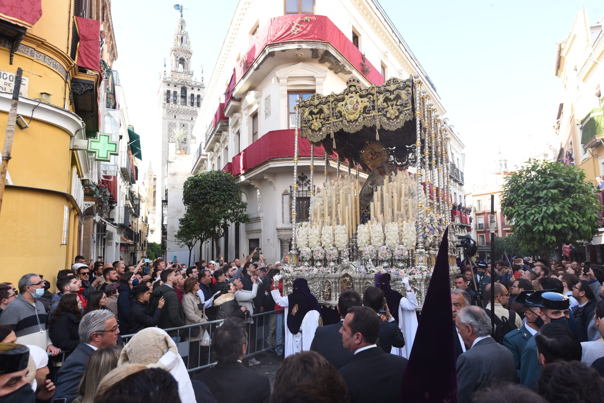 El cante se hace oración al paso de Los Gitanos