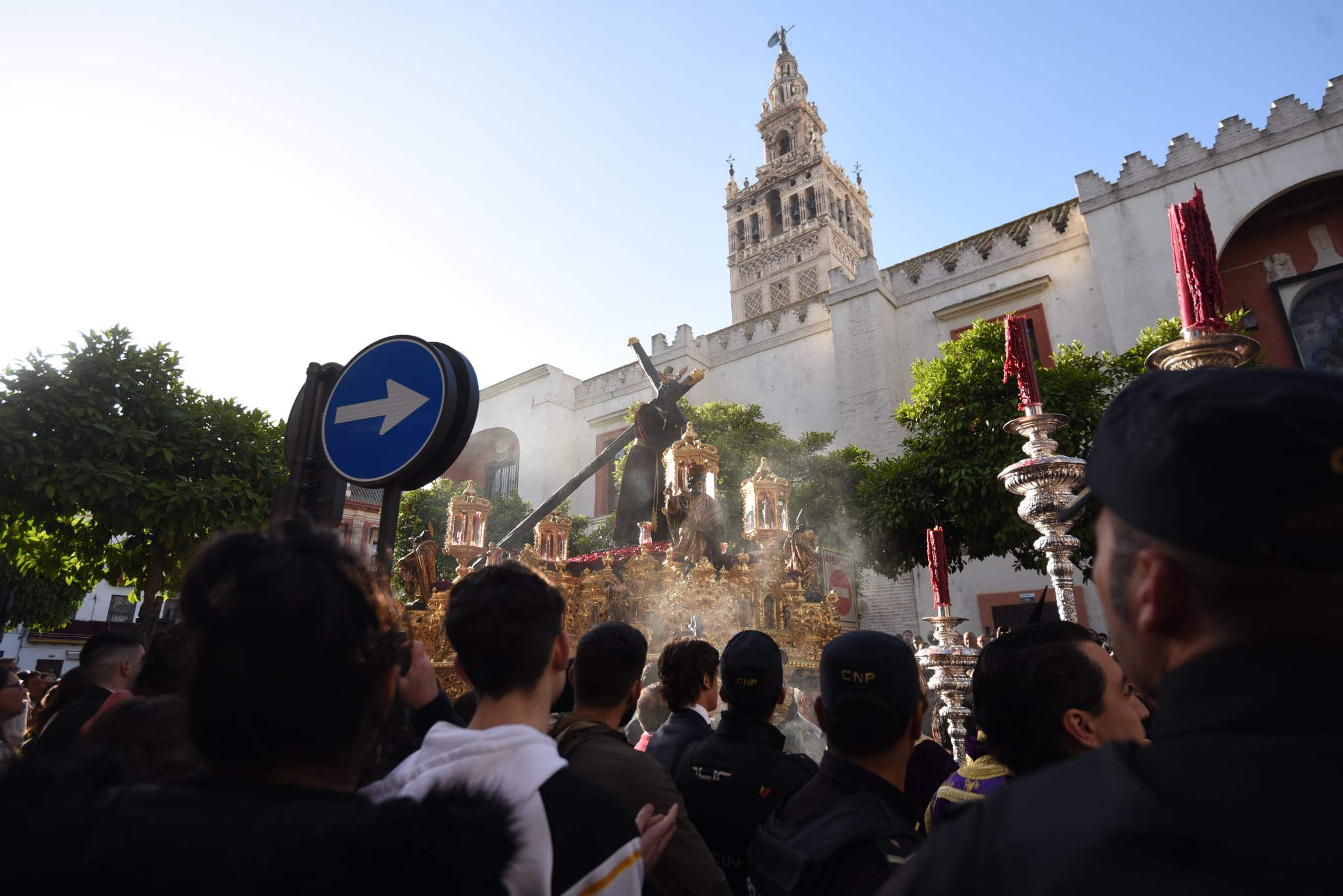 El cante se hace oración al paso de Los Gitanos