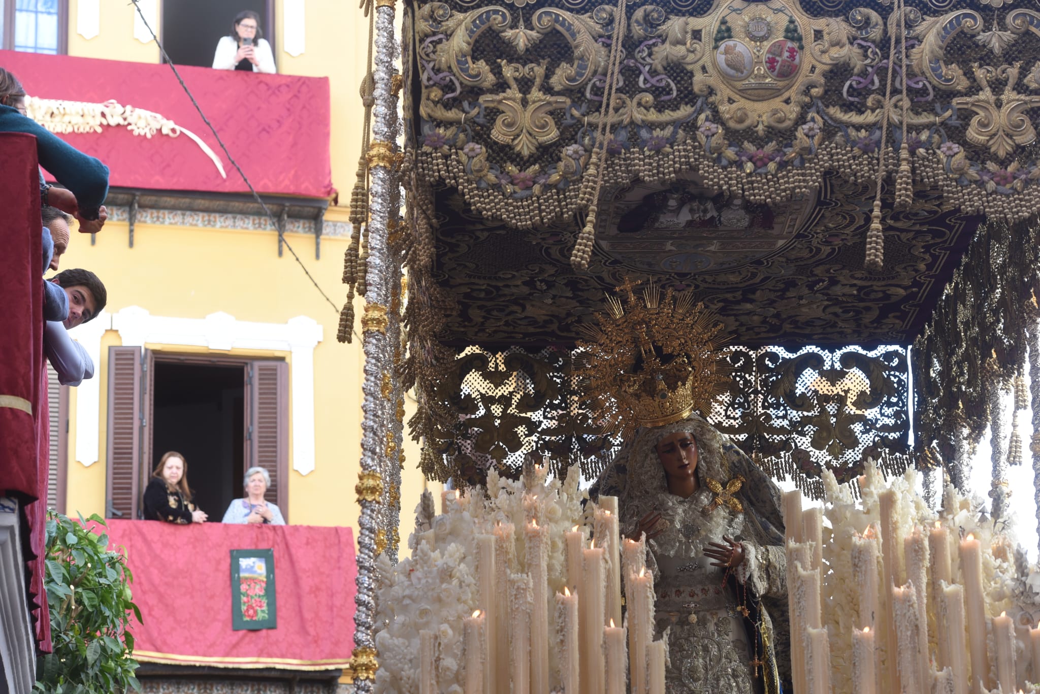 El cante se hace oración al paso de Los Gitanos