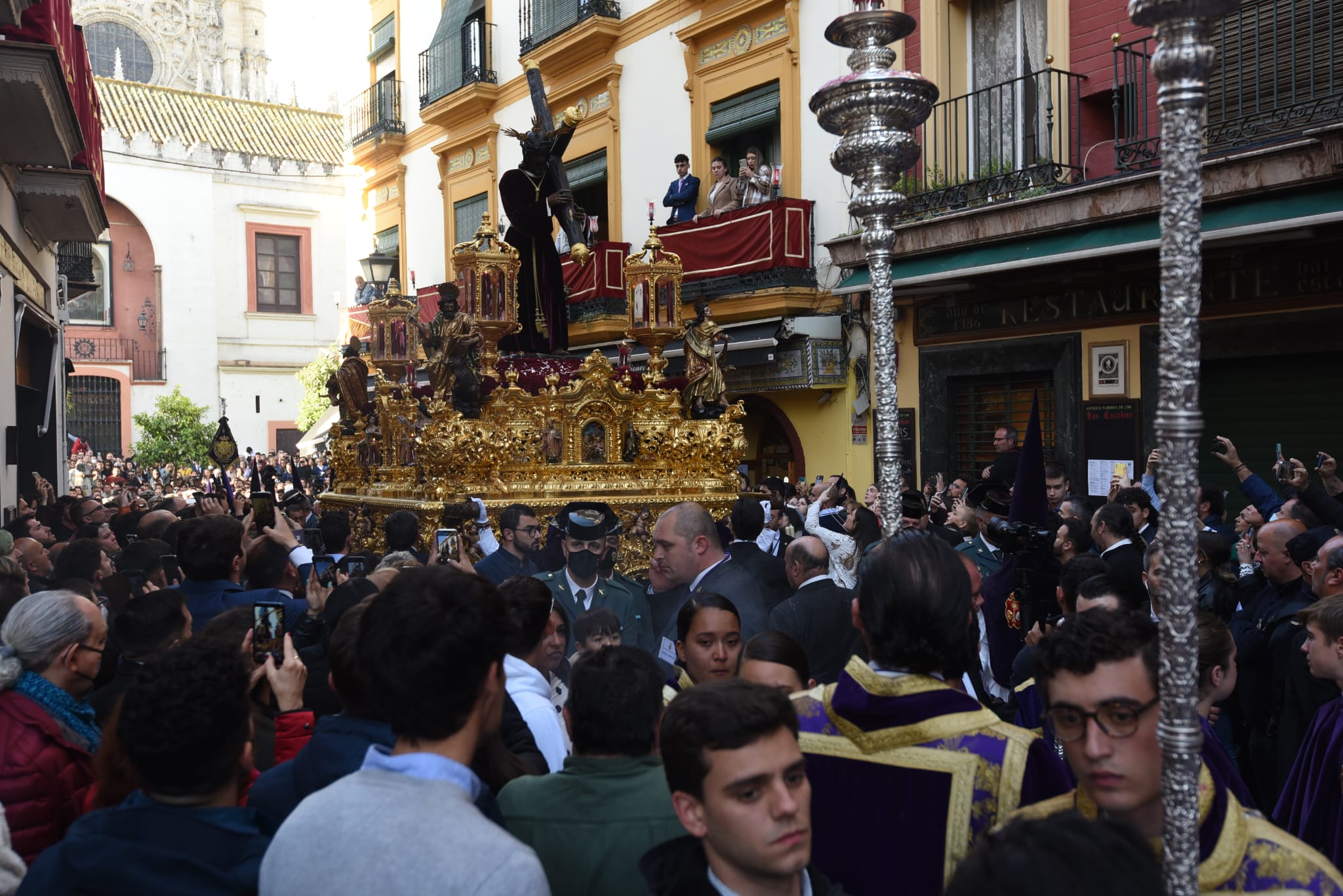 El cante se hace oración al paso de Los Gitanos