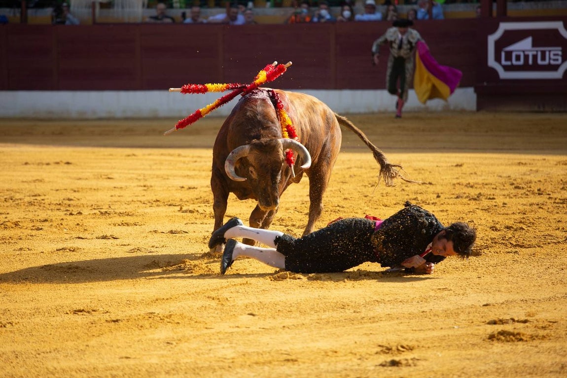 Cogida a Morante de la Puebla en la plaza de toros de La línea de la Concepción. SERGIO RODRÍGUEZ