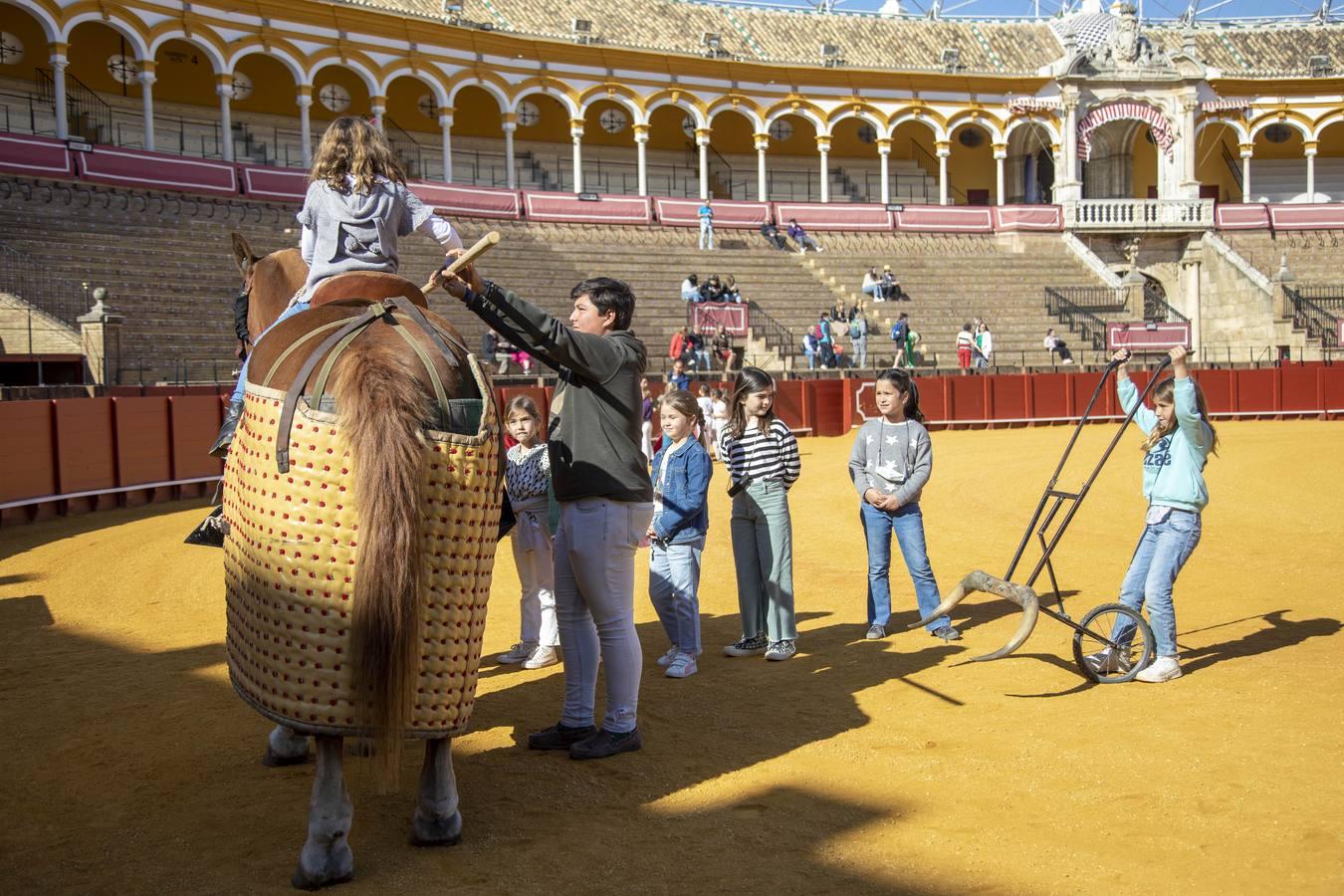 Los escolares aprenden a torear en la jornada de puertas abiertas de la Maestranza