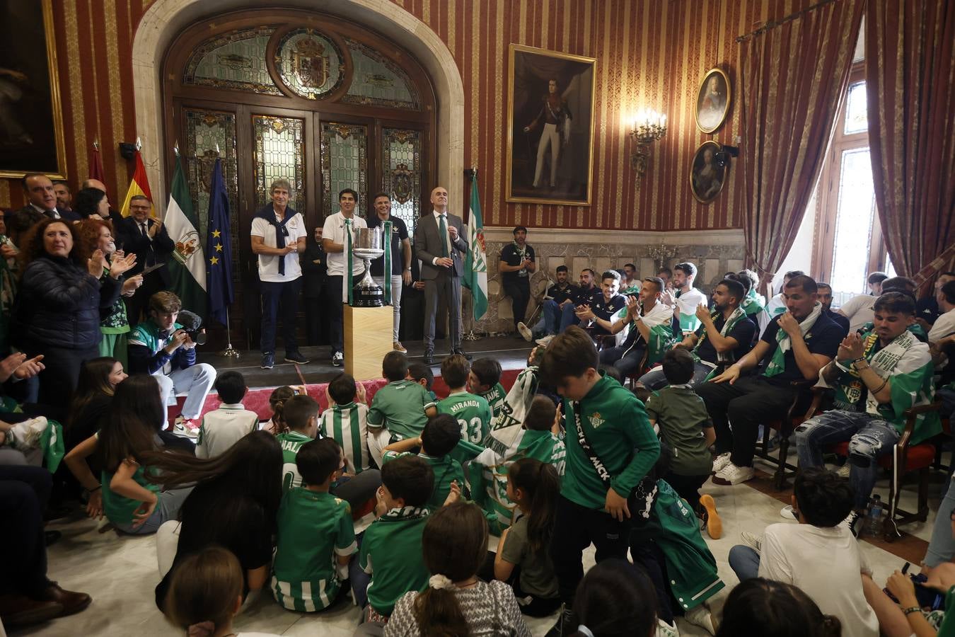 Juan Espadas se &#039;cuela&#039; en la recepción municipal del Betis en plena precampaña electoral