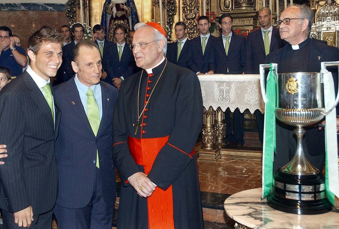 Ofrenda de la Copa del Rey ganada por el Betis en 2005 a Jesús del Gran Poder. EFE