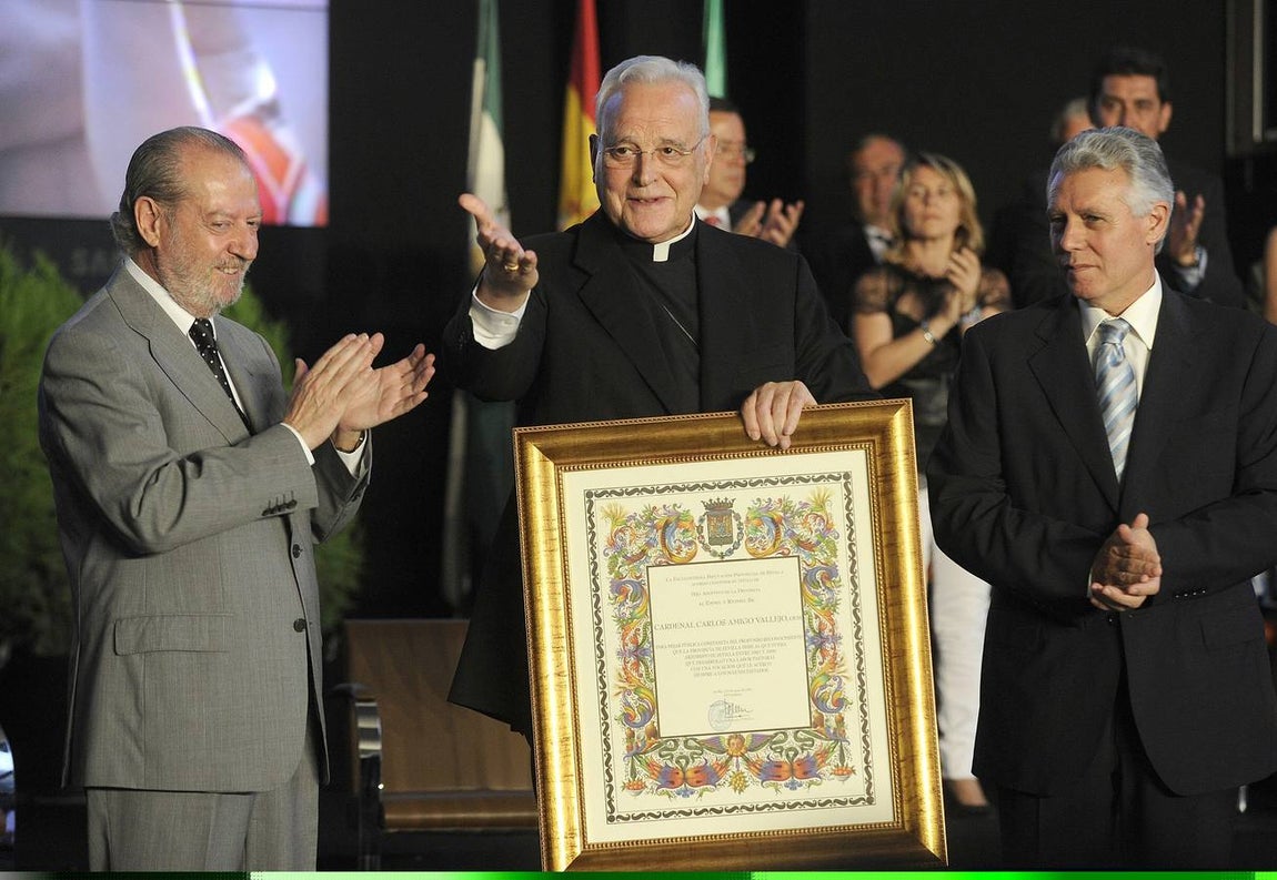 Amigo Vallejo recoge uno de los Premios de la Provincia de Sevilla. JESÚS SPÍNOLA