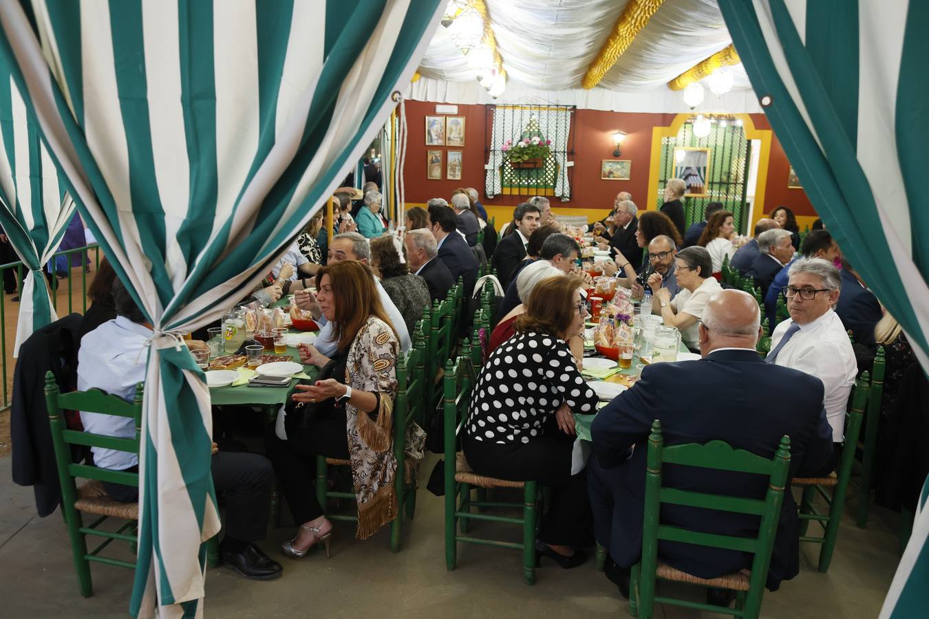 La Feria de Abril se llena para la cena del pescaíto