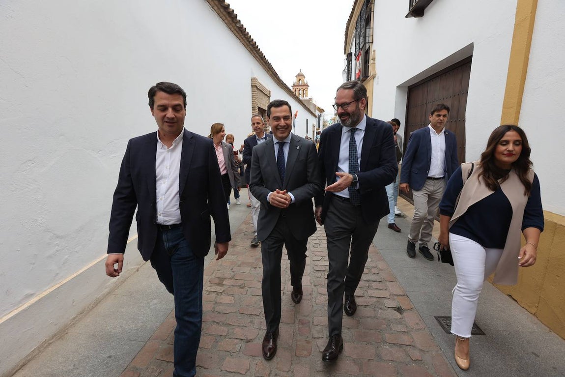 La visita del presidente de la Junta a los Patios de Córdoba, en imágenes