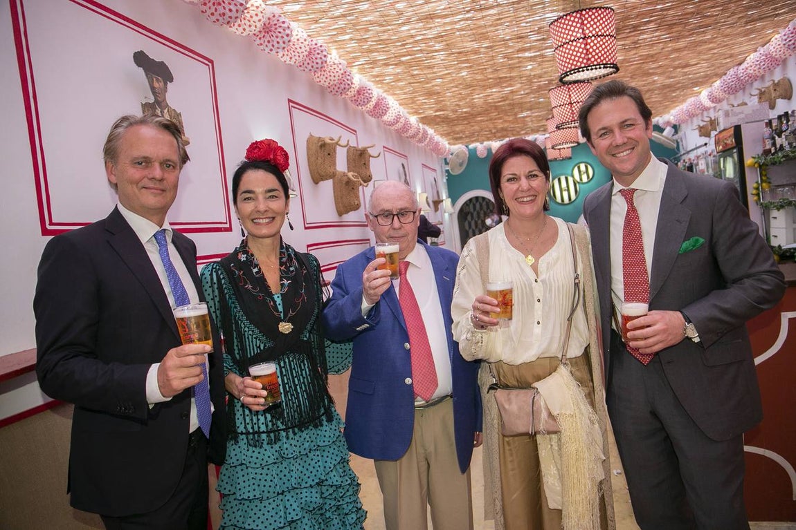 Asistentes al real durante el jueves de la Feria de Sevilla 2022. ROCÍO RUZ