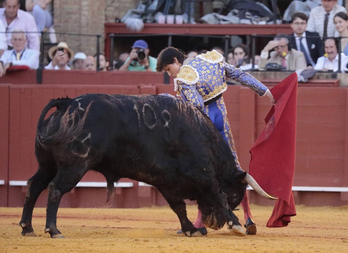 Corrida del viernes de farolillos de 2022 en la plaza de toros de Sevilla. RAÚL DOBLADO