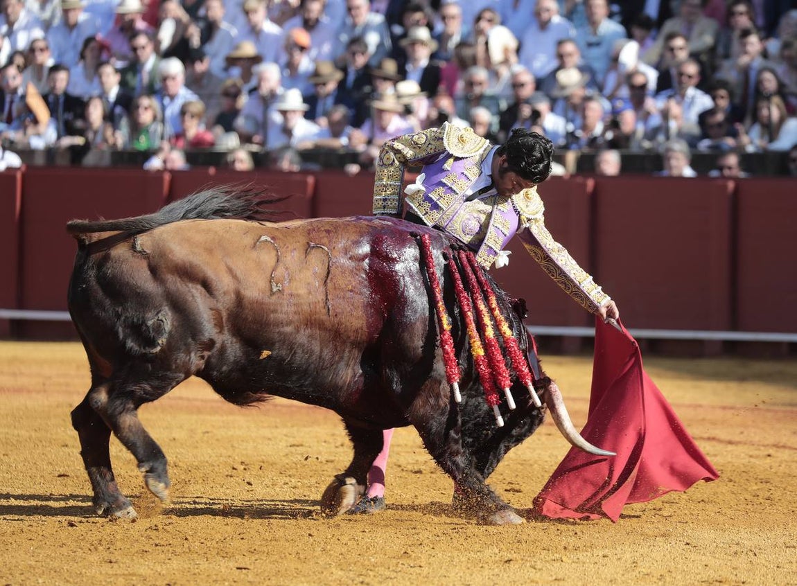 Corrida del viernes de farolillos de 2022 en la plaza de toros de Sevilla. RAÚL DOBLADO