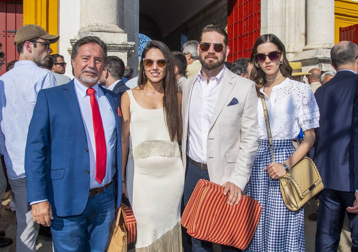 Carlos, Carla e Ismael Fernández y Mari Jo de Fernández. JUAN JOSÉ ÚBEDA