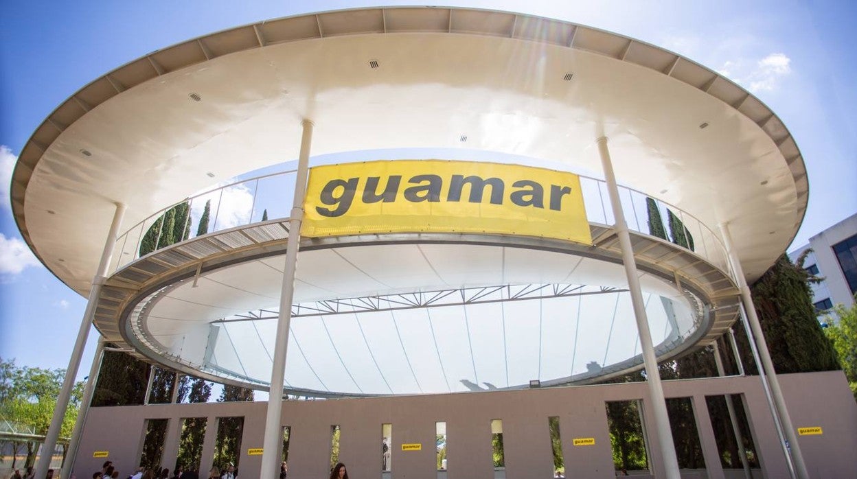 Trabajos finales en la plaza bioclimatizada de la Cartuja de Sevilla