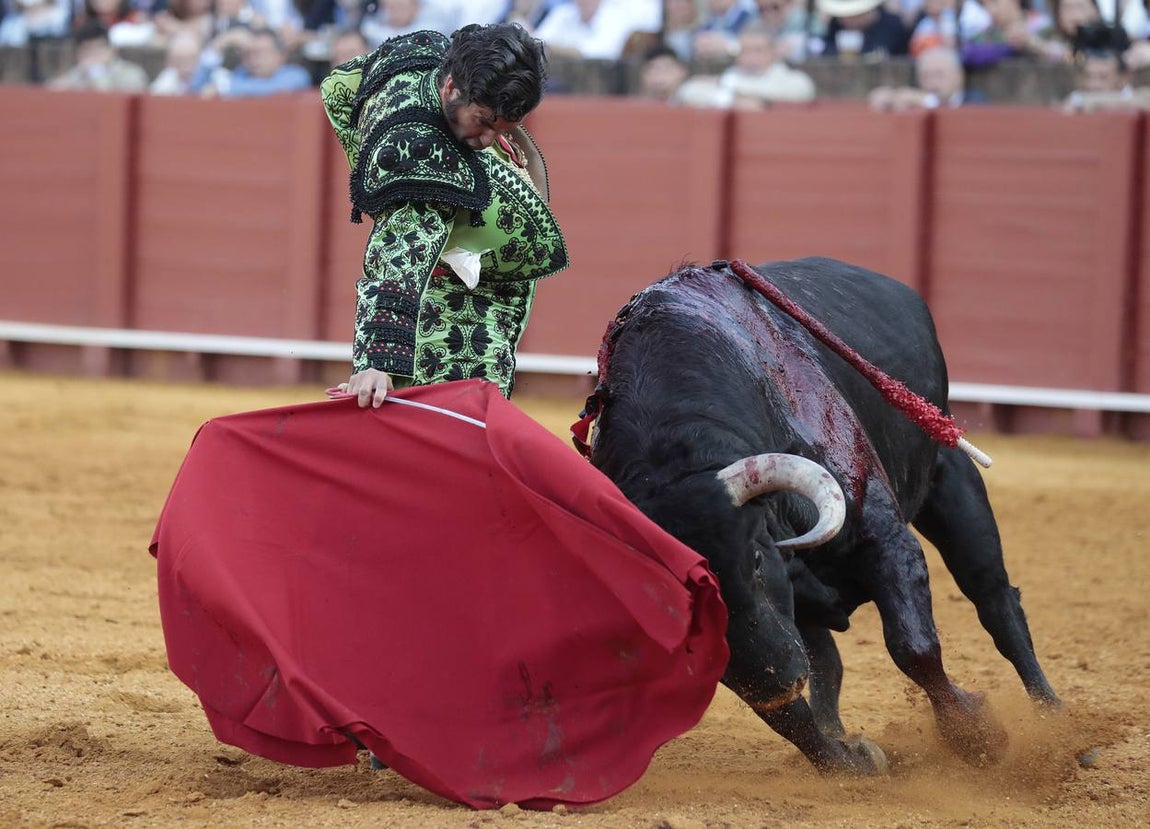 Corrida del sábado de farolillos de 2022 en la plaza de toros de Sevilla. RAÚL DOBLADO
