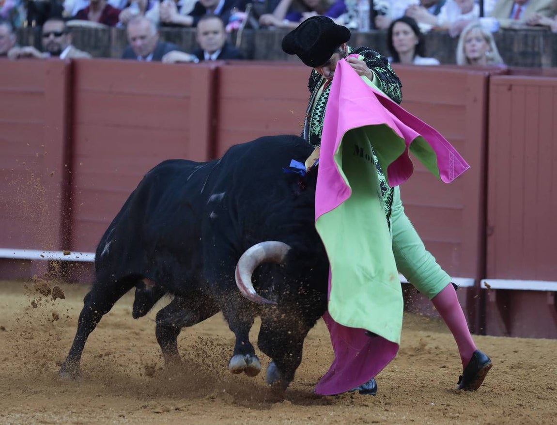Corrida del sábado de farolillos de 2022 en la plaza de toros de Sevilla. RAÚL DOBLADO