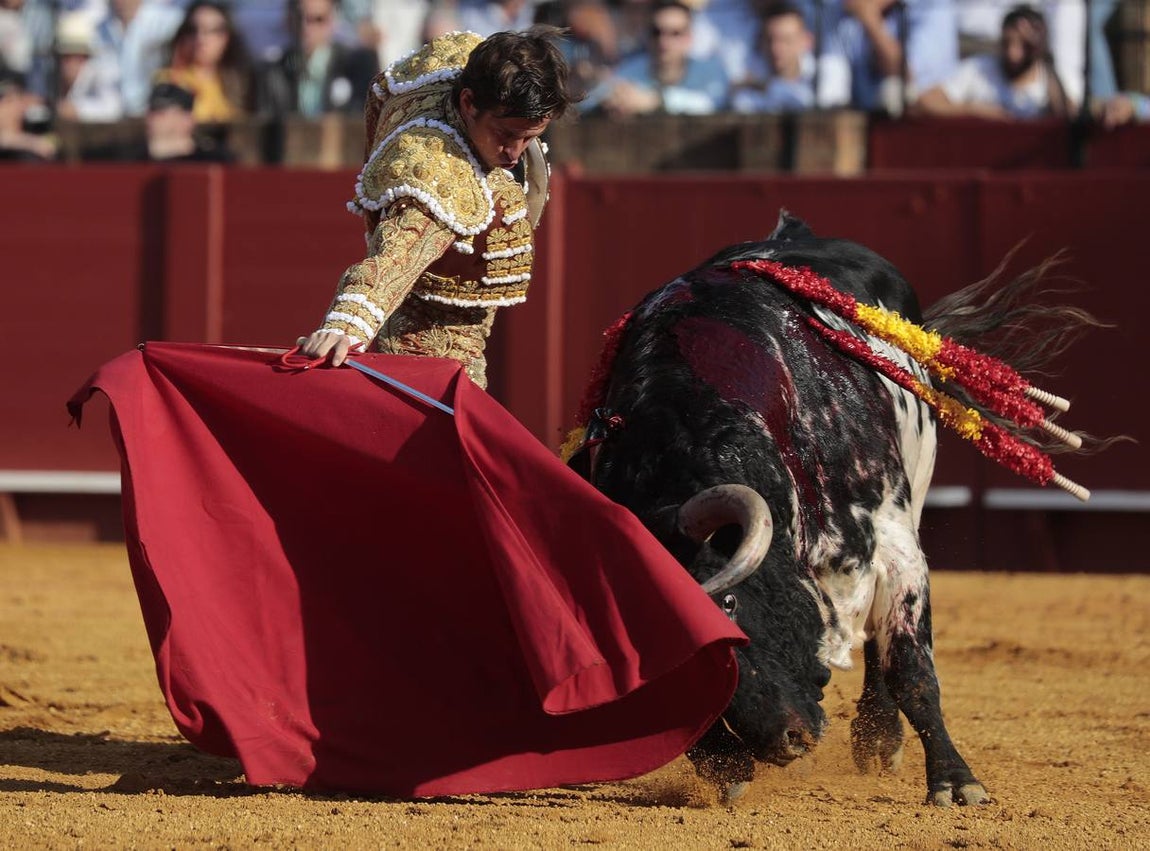 Corrida del sábado de farolillos de 2022 en la plaza de toros de Sevilla. RAÚL DOBLADO