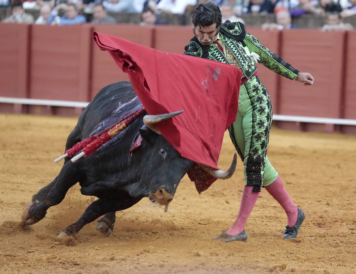 Corrida del sábado de farolillos de 2022 en la plaza de toros de Sevilla. RAÚL DOBLADO
