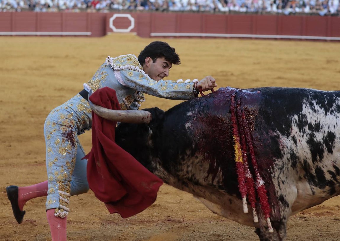 Corrida del sábado de farolillos de 2022 en la plaza de toros de Sevilla. RAÚL DOBLADO