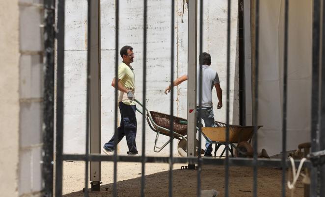 El montaje de las casetas de la Feria de Córdoba 2022, en imágenes