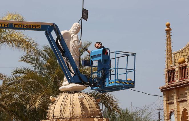 El montaje de las casetas de la Feria de Córdoba 2022, en imágenes