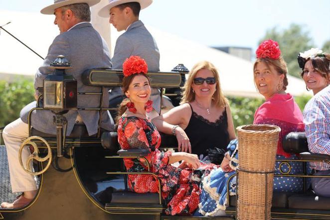 El relajado ambiente en el recinto ferial del lunes de la Feria de Córdoba, en imágenes