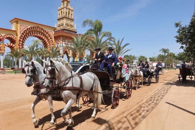 El relajado ambiente en el recinto ferial del lunes de la Feria de Córdoba, en imágenes