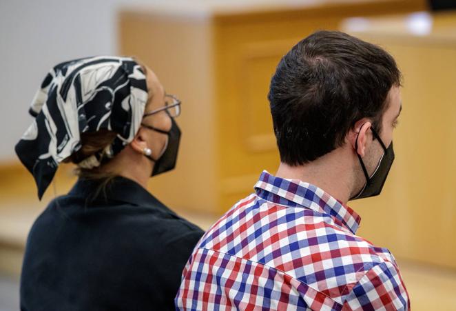 Las imágenes de &#039;El Cuco&#039; y su madre sin gafas de sol ni capuchas dentro del juzgado