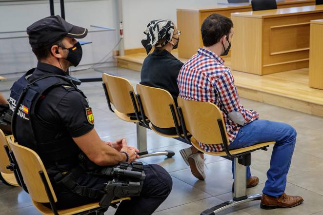 Las imágenes de &#039;El Cuco&#039; y su madre sin gafas de sol ni capuchas dentro del juzgado