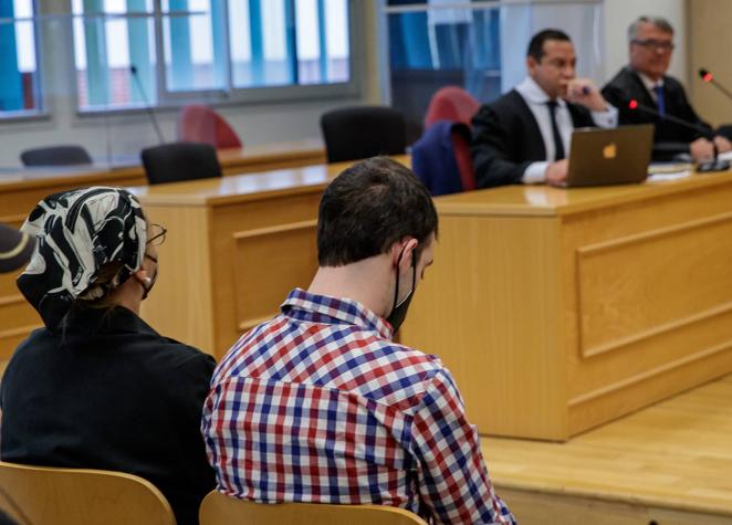 Las imágenes de &#039;El Cuco&#039; y su madre sin gafas de sol ni capuchas dentro del juzgado