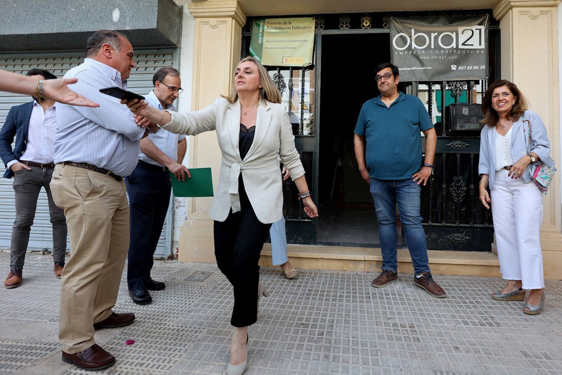 La visita de la consejera de Fomento a la colocación de ascensores en Córdoba, en imágenes