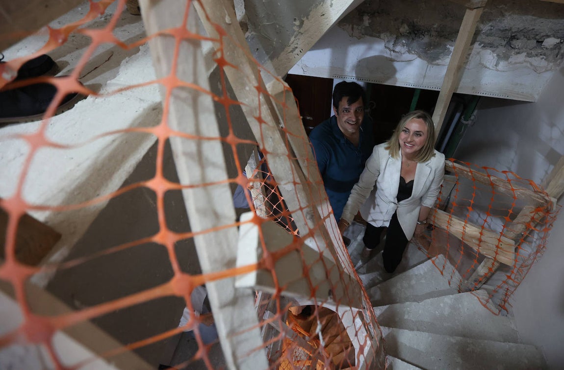 La visita de la consejera de Fomento a la colocación de ascensores en Córdoba, en imágenes