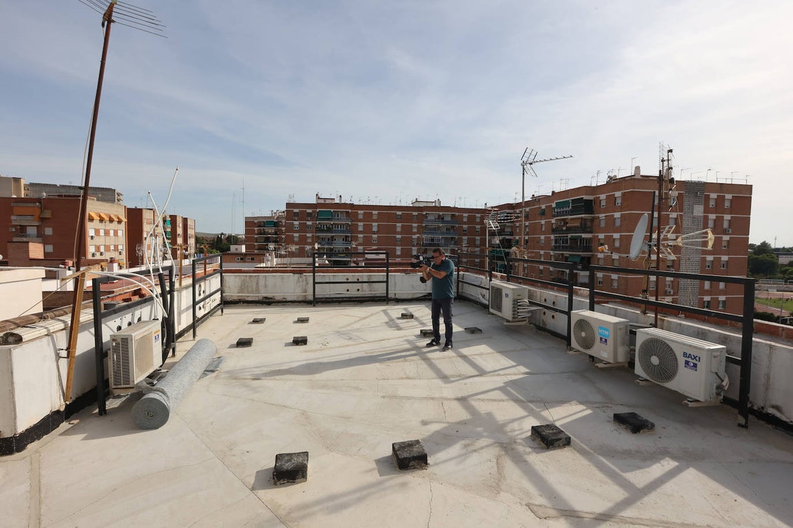 La visita de la consejera de Fomento a la colocación de ascensores en Córdoba, en imágenes