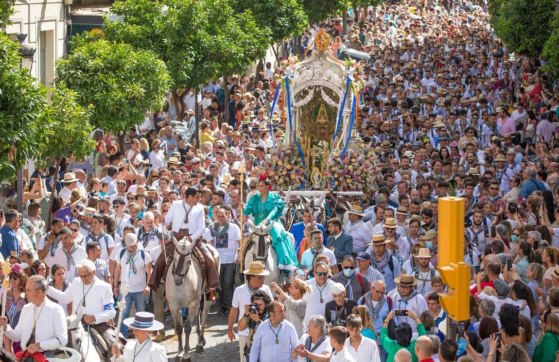 Multitudinaria salida de la Hermandad de Huelva hacia El Rocío