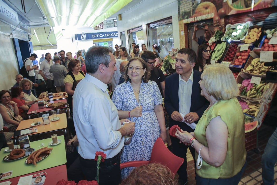 En imágenes, Juan Espadas visita el barrio sevillano del Parque Alcosa en el inicio de su campaña