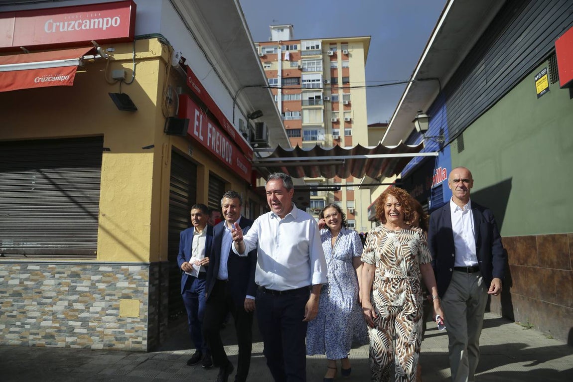 En imágenes, Juan Espadas visita el barrio sevillano del Parque Alcosa en el inicio de su campaña