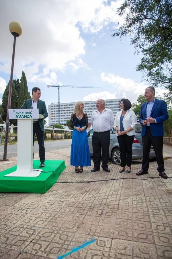 Primeros pasos de campaña de Juanma Moreno a las puertas del Hospital Militar de Sevilla
