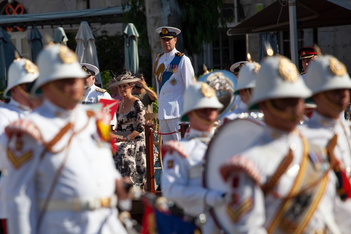 Desfile militar para despedir a los condes de Wessex en Gibraltar