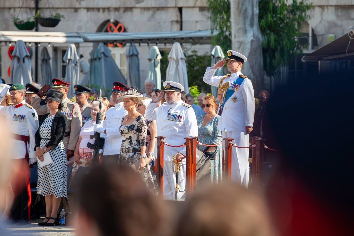 Desfile militar para despedir a los condes de Wessex en Gibraltar