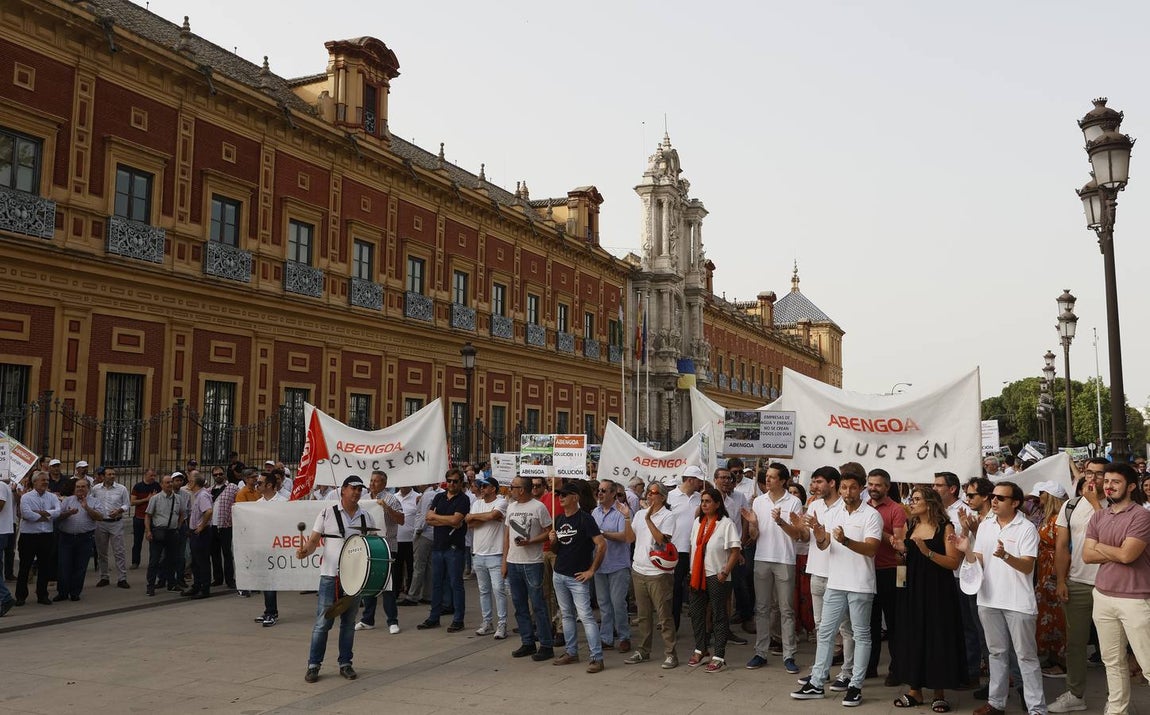 Nueva manifestación de trabajadores de Abengoa en Sevilla para pedir el rescate