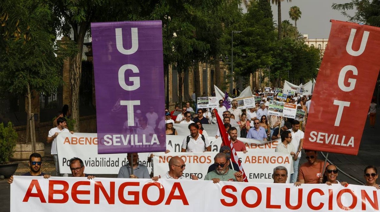 La nueva manifestación de trabajadores de Abengoa en Sevilla, en imágenes