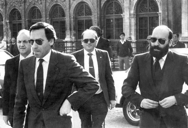 Enero de 1990. Una información de ABC desvela la intermediación del hermano del vicepresidente del Gobierno en una operación urbanística en Barbate. Estalla el caso Guerra