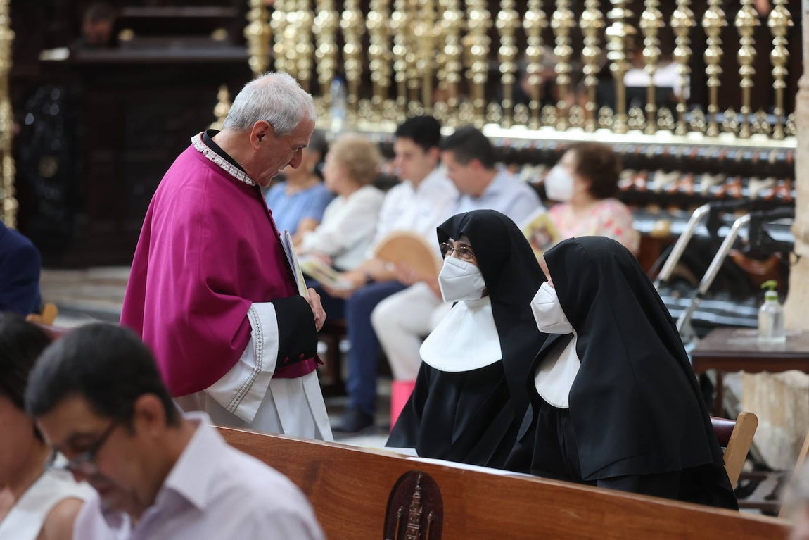 La ordenación de cinco nuevos presbíteros en la Mezquita-Catedral de Córdoba, en imágenes