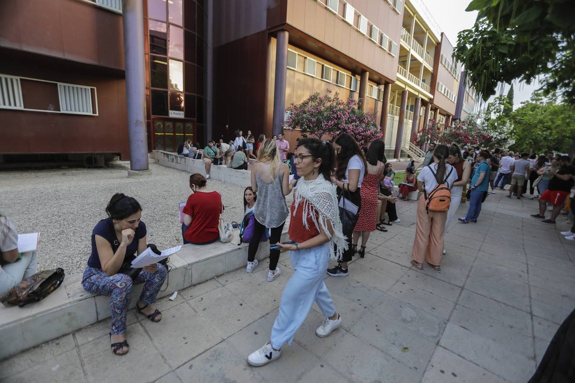 Primer examen de las oposiciones de magisterio celebradas en Sevilla