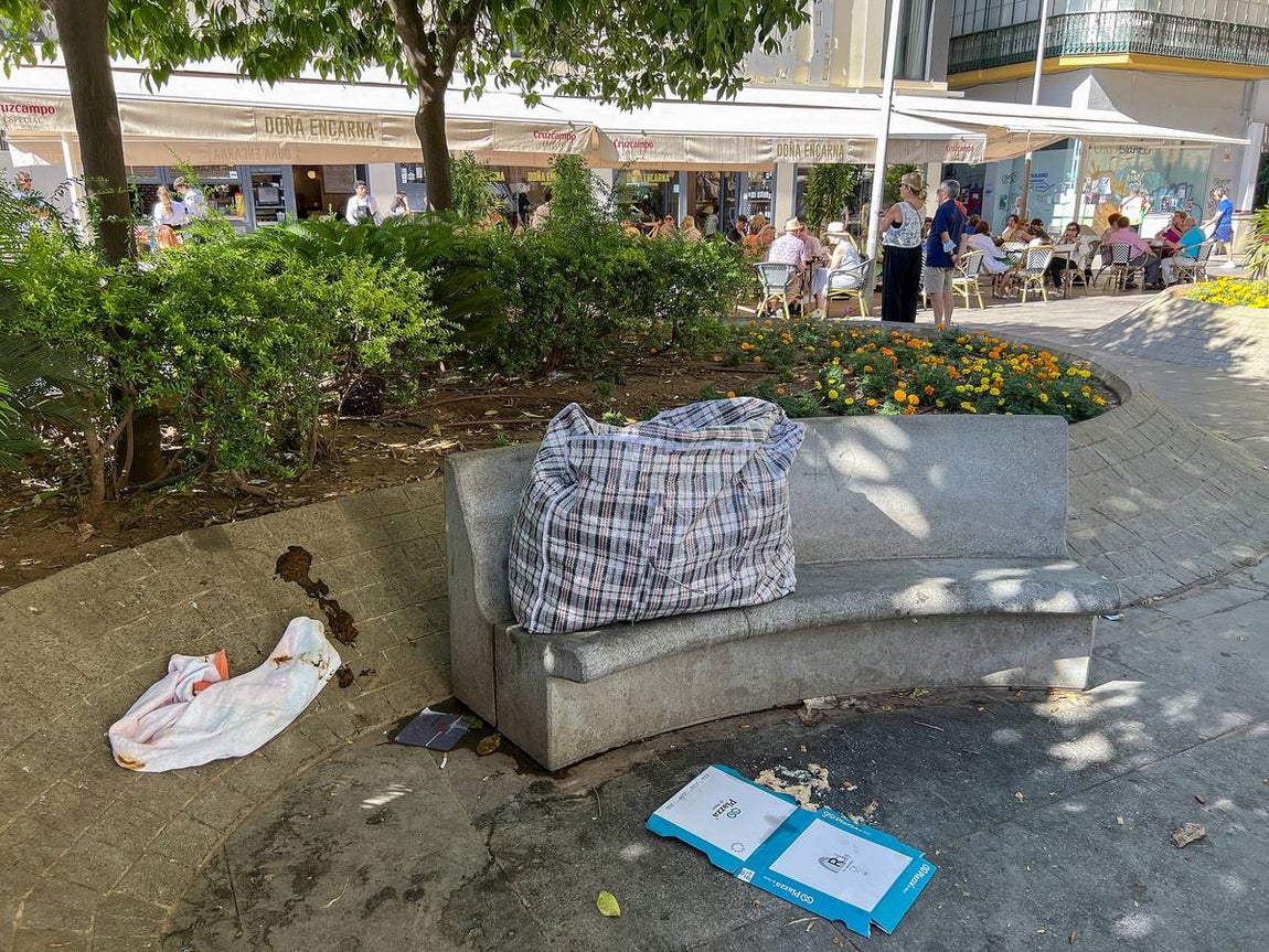 La suciedad inunda las calles de Sevilla